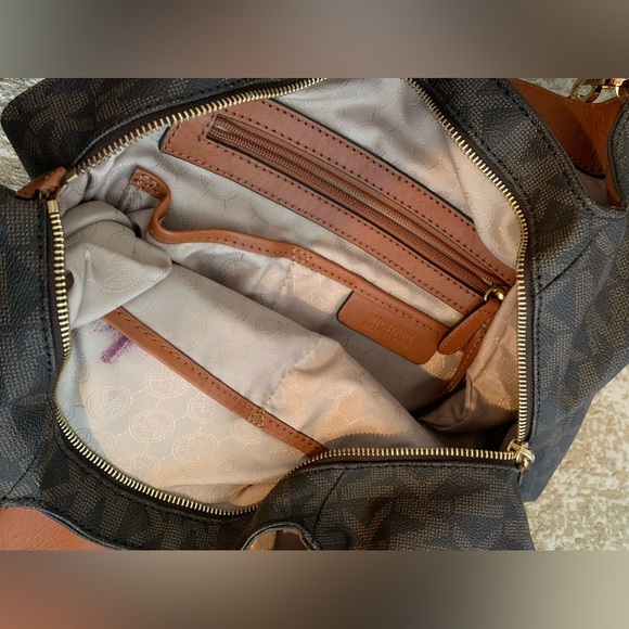 Authentic Michael Kors Purse - Picture 5 of 8